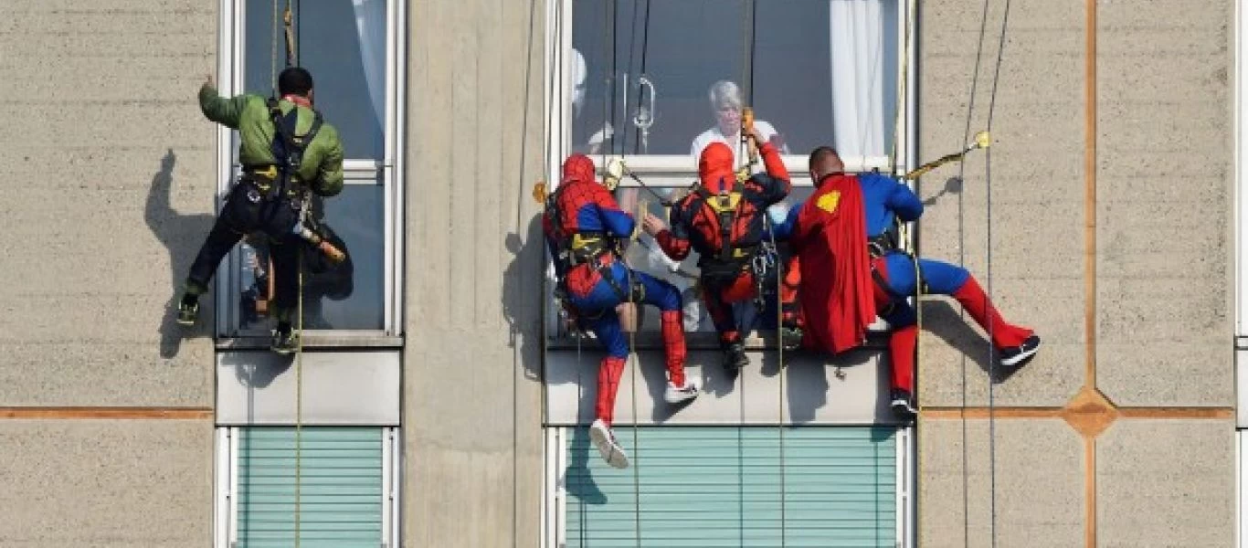 Ιταλία: Ακροβάτες ντύθηκαν υπερήρωες και κρεμάστηκαν από τα παράθυρα νοσοκομείου για να διασκεδάσουν παιδιά (φωτό)